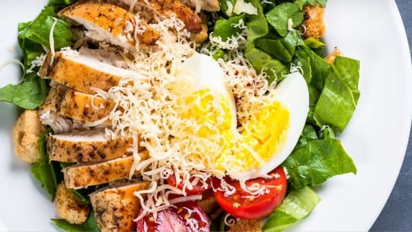 Prato com salada e ingredientes simples